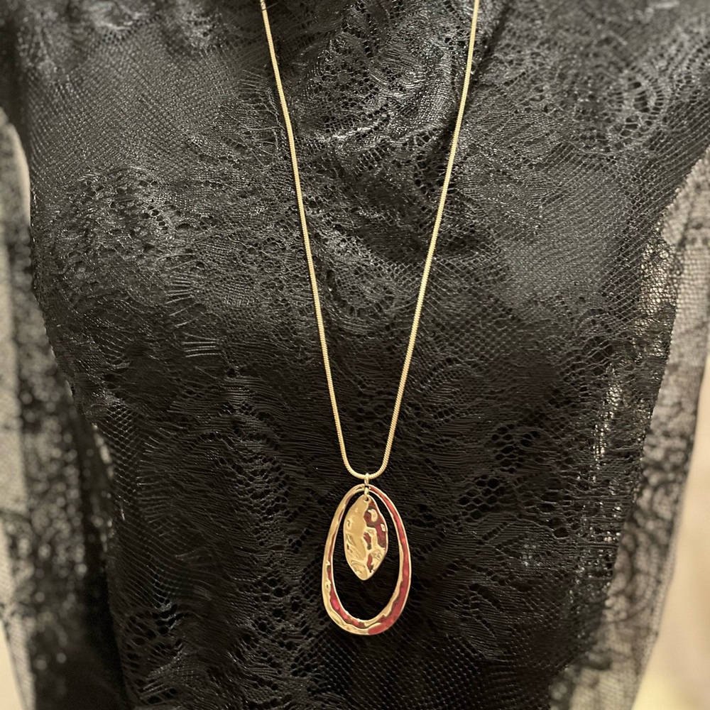 N092 Liz Claiborne Hammered Pendant Necklace